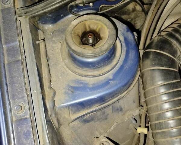 Синий Фольксваген Пассат, объемом двигателя 1.8 л и пробегом 411 тыс. км за 2200 $, фото 2 на Automoto.ua