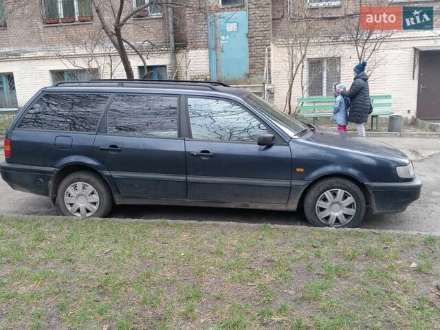 Синий Фольксваген Пассат, объемом двигателя 1.6 л и пробегом 285 тыс. км за 2500 $, фото 1 на Automoto.ua