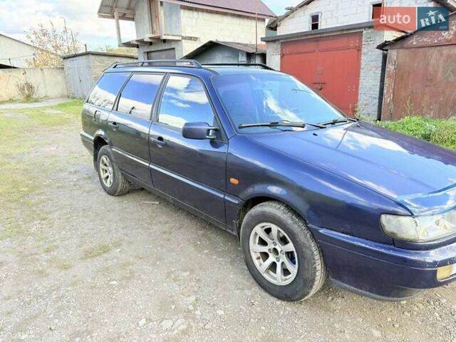 Синий Фольксваген Пассат, объемом двигателя 2 л и пробегом 300 тыс. км за 1850 $, фото 1 на Automoto.ua