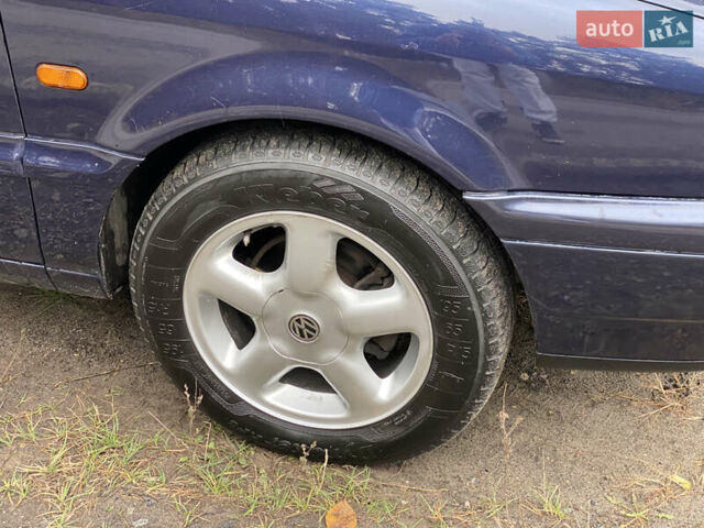 Синий Фольксваген Пассат, объемом двигателя 1.8 л и пробегом 452 тыс. км за 3350 $, фото 30 на Automoto.ua