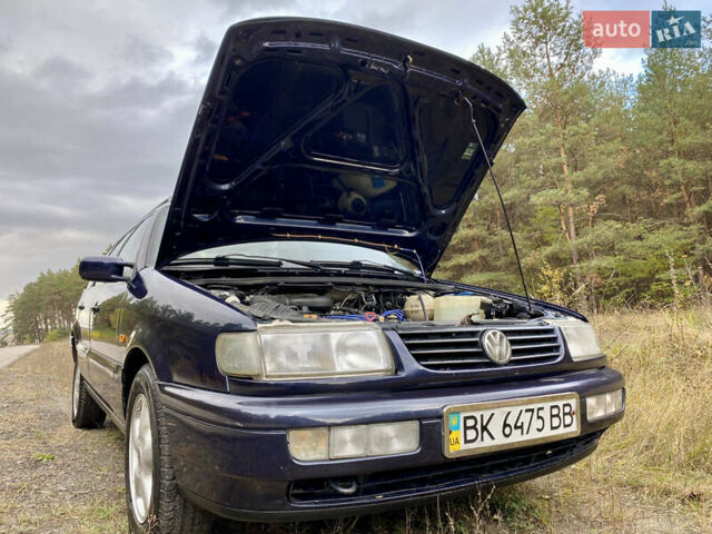 Синий Фольксваген Пассат, объемом двигателя 1.8 л и пробегом 452 тыс. км за 3350 $, фото 26 на Automoto.ua