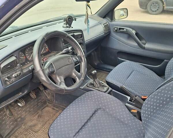 Синій Фольксваген Пассат, об'ємом двигуна 2 л та пробігом 394 тис. км за 2300 $, фото 4 на Automoto.ua