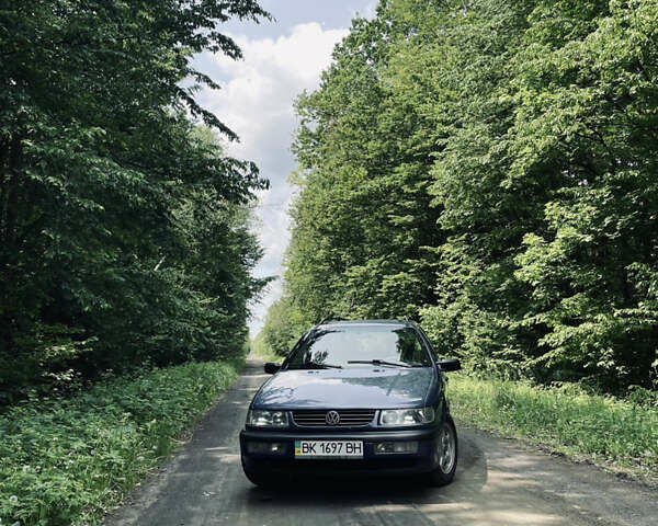 Синий Фольксваген Пассат, объемом двигателя 1.78 л и пробегом 328 тыс. км за 1800 $, фото 2 на Automoto.ua