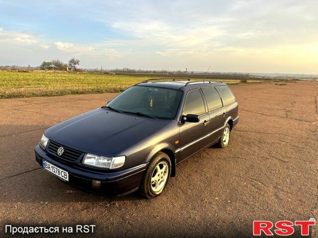 Синий Фольксваген Пассат, объемом двигателя 1.8 л и пробегом 200 тыс. км за 2150 $, фото 1 на Automoto.ua