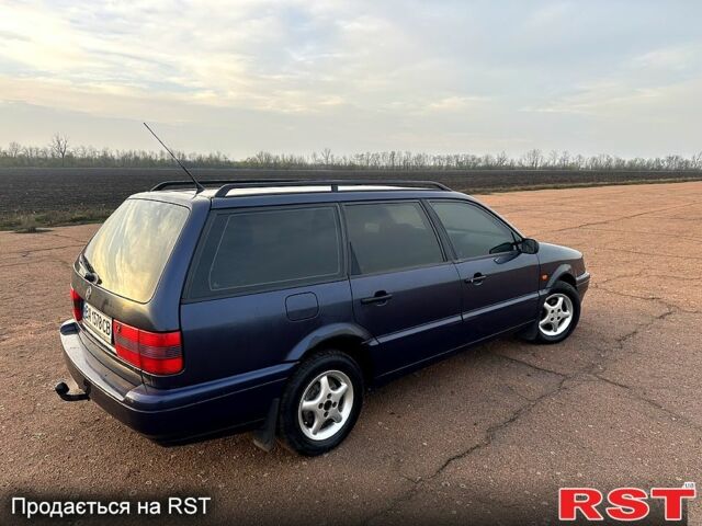 Синий Фольксваген Пассат, объемом двигателя 1.8 л и пробегом 200 тыс. км за 2150 $, фото 2 на Automoto.ua