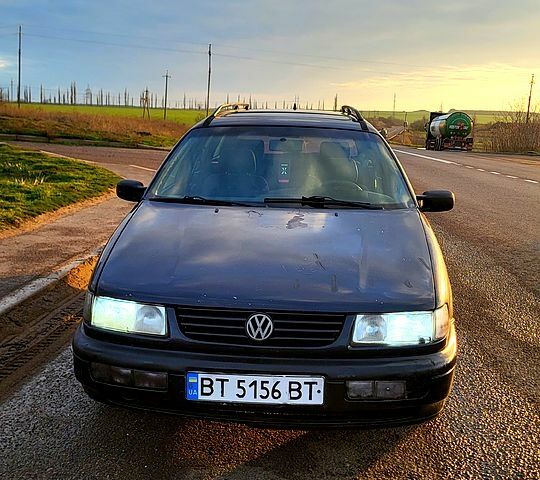 Синий Фольксваген Пассат, объемом двигателя 1.9 л и пробегом 350 тыс. км за 1850 $, фото 1 на Automoto.ua