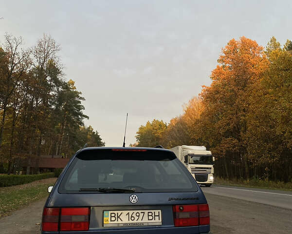 Синий Фольксваген Пассат, объемом двигателя 1.78 л и пробегом 328 тыс. км за 1800 $, фото 1 на Automoto.ua