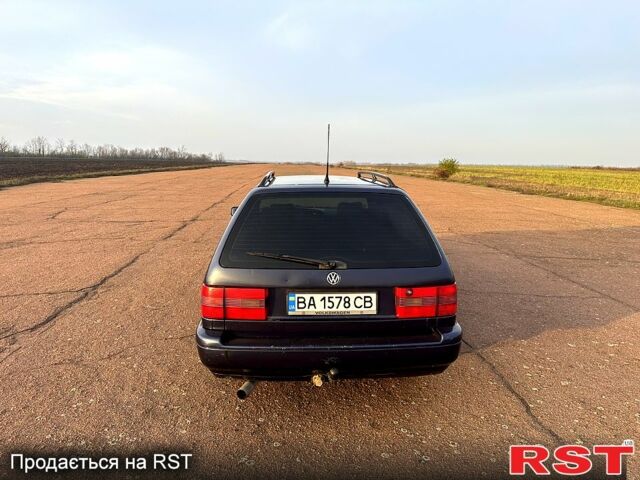 Синий Фольксваген Пассат, объемом двигателя 1.8 л и пробегом 200 тыс. км за 2150 $, фото 4 на Automoto.ua