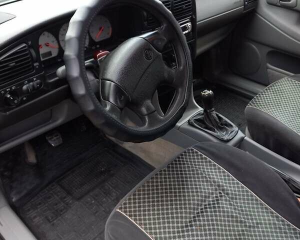 Синий Фольксваген Пассат, объемом двигателя 1.8 л и пробегом 363 тыс. км за 3200 $, фото 6 на Automoto.ua