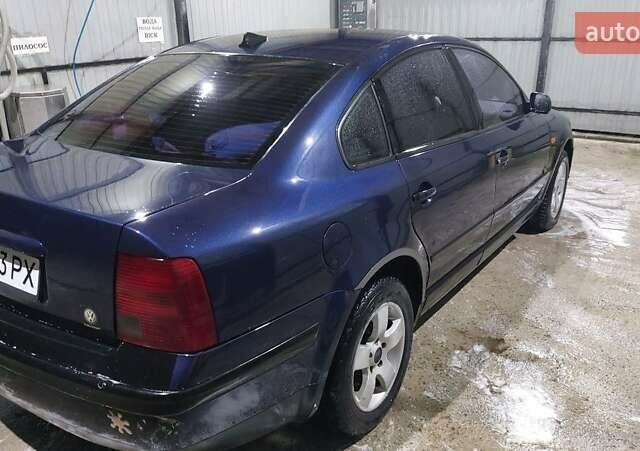 Синий Фольксваген Пассат, объемом двигателя 1.6 л и пробегом 289 тыс. км за 2700 $, фото 3 на Automoto.ua