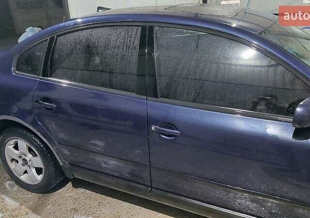 Синий Фольксваген Пассат, объемом двигателя 1.6 л и пробегом 289 тыс. км за 2700 $, фото 4 на Automoto.ua