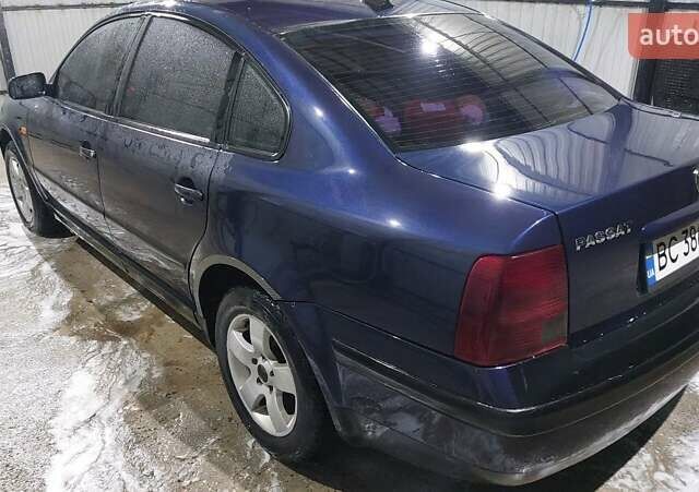 Синий Фольксваген Пассат, объемом двигателя 1.6 л и пробегом 289 тыс. км за 2700 $, фото 1 на Automoto.ua