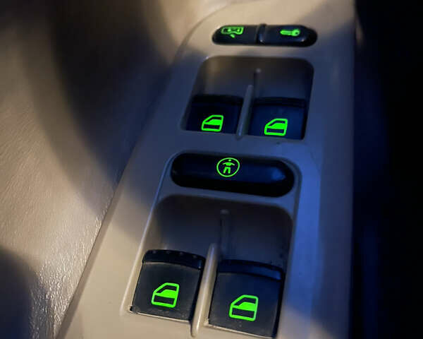 Синий Фольксваген Пассат, объемом двигателя 1.8 л и пробегом 382 тыс. км за 3500 $, фото 11 на Automoto.ua