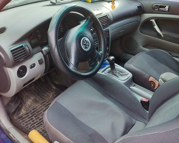 Синий Фольксваген Пассат, объемом двигателя 1.6 л и пробегом 300 тыс. км за 3200 $, фото 1 на Automoto.ua