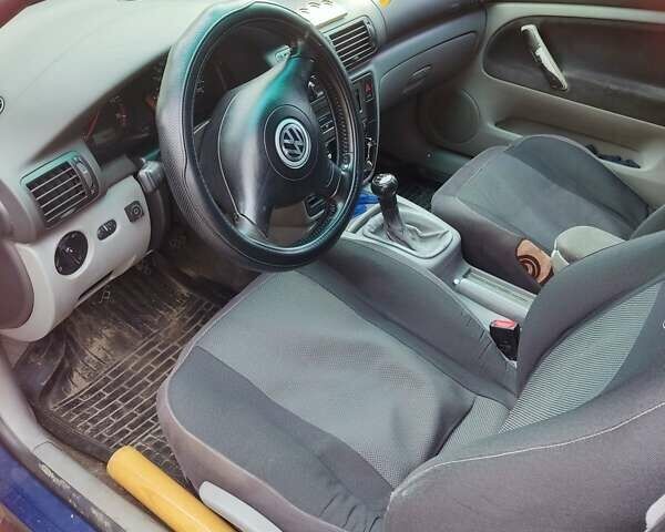 Синий Фольксваген Пассат, объемом двигателя 1.6 л и пробегом 300 тыс. км за 3200 $, фото 2 на Automoto.ua