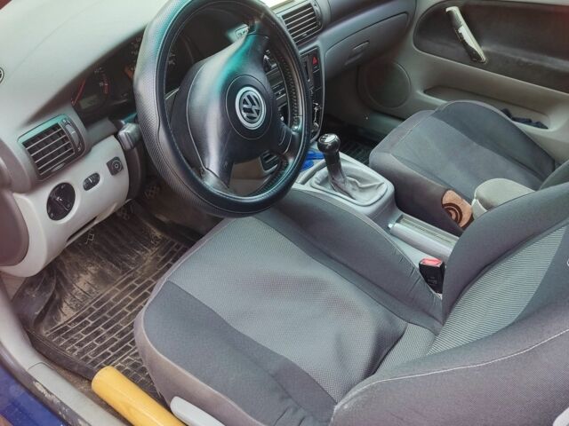 Синий Фольксваген Пассат, объемом двигателя 1.6 л и пробегом 300 тыс. км за 3200 $, фото 4 на Automoto.ua