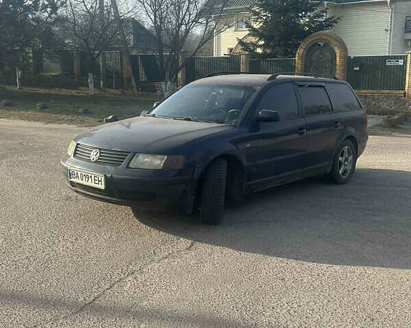 Синий Фольксваген Пассат, объемом двигателя 1.6 л и пробегом 250 тыс. км за 2100 $, фото 1 на Automoto.ua