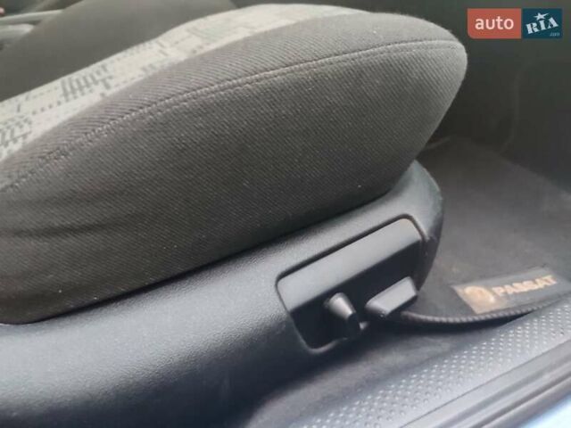 Синий Фольксваген Пассат, объемом двигателя 1.8 л и пробегом 260 тыс. км за 4500 $, фото 17 на Automoto.ua