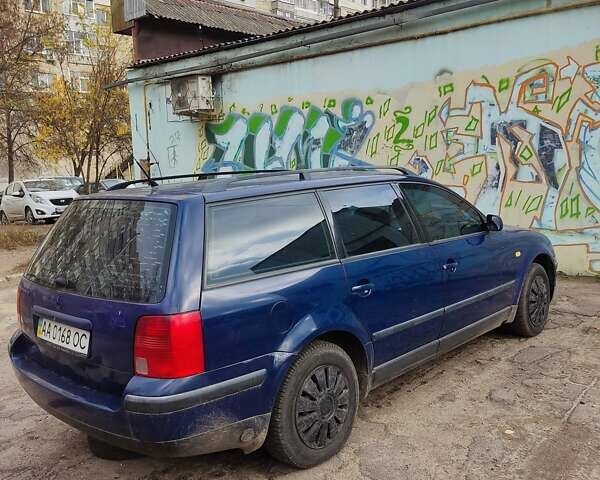Синий Фольксваген Пассат, объемом двигателя 1.6 л и пробегом 300 тыс. км за 3200 $, фото 5 на Automoto.ua