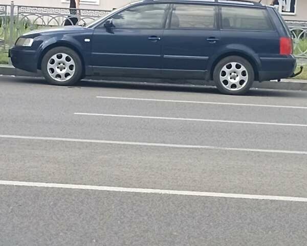 Синий Фольксваген Пассат, объемом двигателя 1.8 л и пробегом 425 тыс. км за 3900 $, фото 1 на Automoto.ua