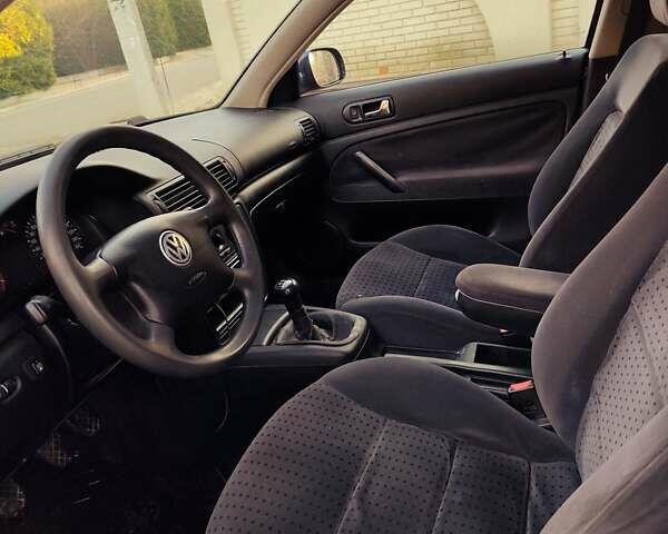 Синий Фольксваген Пассат, объемом двигателя 1.6 л и пробегом 330 тыс. км за 2700 $, фото 6 на Automoto.ua