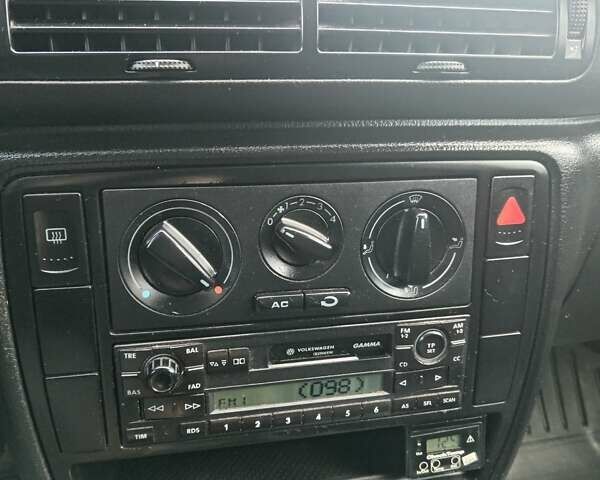 Синий Фольксваген Пассат, объемом двигателя 1.6 л и пробегом 302 тыс. км за 3500 $, фото 5 на Automoto.ua