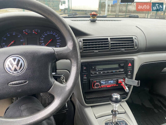 Синий Фольксваген Пассат, объемом двигателя 2.77 л и пробегом 290 тыс. км за 3500 $, фото 4 на Automoto.ua