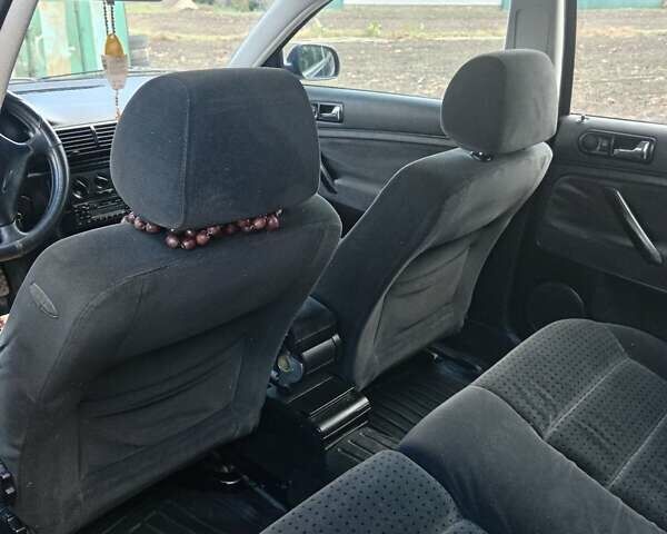 Синий Фольксваген Пассат, объемом двигателя 1.6 л и пробегом 302 тыс. км за 3500 $, фото 2 на Automoto.ua