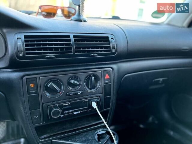 Синій Фольксваген Пассат, об'ємом двигуна 1.6 л та пробігом 293 тис. км за 3899 $, фото 4 на Automoto.ua