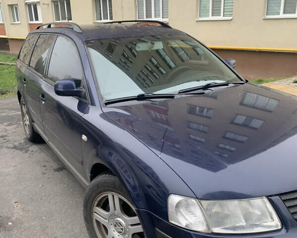 Синий Фольксваген Пассат, объемом двигателя 1.8 л и пробегом 300 тыс. км за 4200 $, фото 1 на Automoto.ua