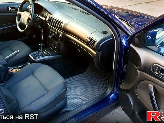 Синий Фольксваген Пассат, объемом двигателя 1.6 л и пробегом 302 тыс. км за 4999 $, фото 8 на Automoto.ua