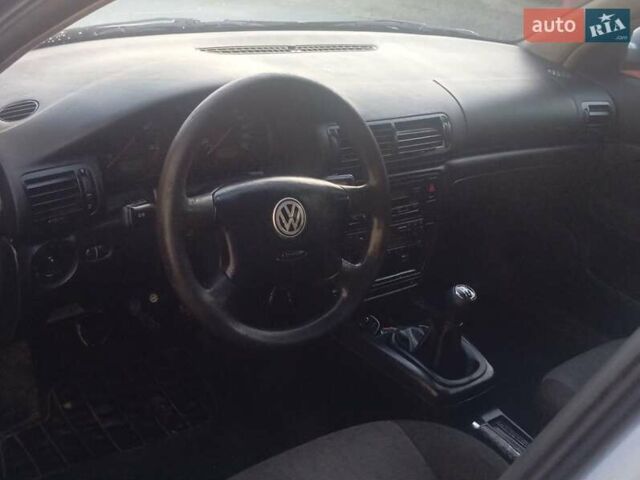 Синий Фольксваген Пассат, объемом двигателя 1.9 л и пробегом 484 тыс. км за 2750 $, фото 6 на Automoto.ua