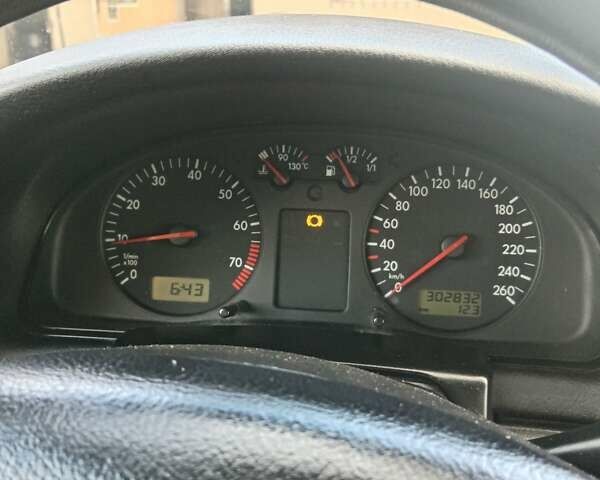 Синий Фольксваген Пассат, объемом двигателя 1.6 л и пробегом 302 тыс. км за 3500 $, фото 3 на Automoto.ua