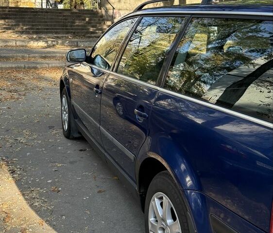 Синий Фольксваген Пассат, объемом двигателя 1.9 л и пробегом 390 тыс. км за 2800 $, фото 2 на Automoto.ua