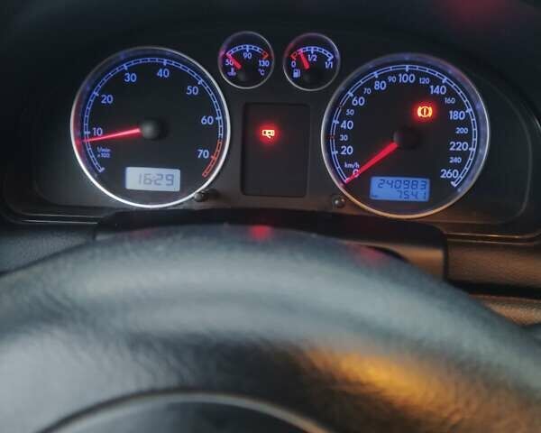 Синий Фольксваген Пассат, объемом двигателя 1.8 л и пробегом 240 тыс. км за 4900 $, фото 2 на Automoto.ua