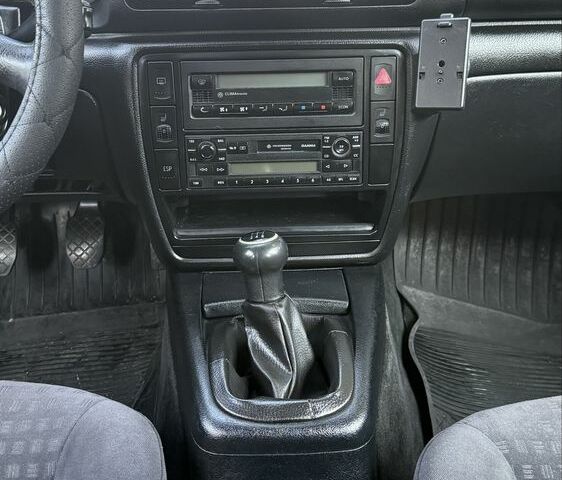 Синий Фольксваген Пассат, объемом двигателя 1.9 л и пробегом 390 тыс. км за 2800 $, фото 4 на Automoto.ua