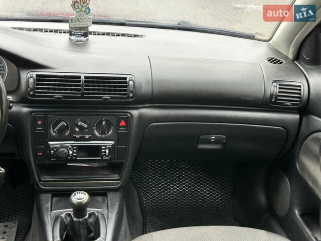 Синий Фольксваген Пассат, объемом двигателя 1.9 л и пробегом 384 тыс. км за 4200 $, фото 21 на Automoto.ua