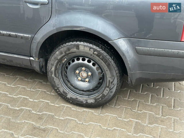 Синий Фольксваген Пассат, объемом двигателя 1.9 л и пробегом 384 тыс. км за 4200 $, фото 13 на Automoto.ua