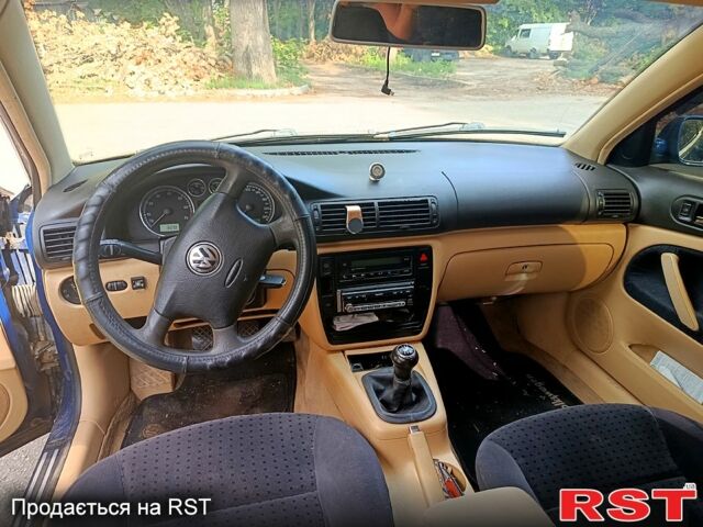 Синий Фольксваген Пассат, объемом двигателя 1.6 л и пробегом 385 тыс. км за 4500 $, фото 6 на Automoto.ua