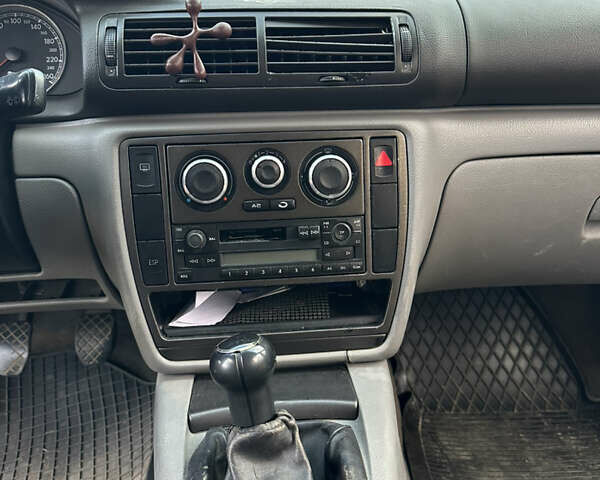 Синий Фольксваген Пассат, объемом двигателя 1.9 л и пробегом 305 тыс. км за 3599 $, фото 24 на Automoto.ua