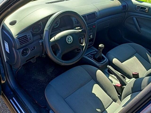 Синий Фольксваген Пассат, объемом двигателя 1.6 л и пробегом 200 тыс. км за 5000 $, фото 2 на Automoto.ua