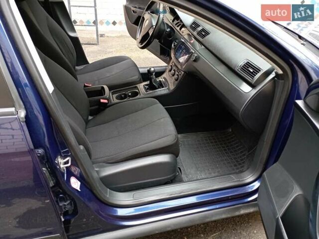 Синий Фольксваген Пассат, объемом двигателя 1.6 л и пробегом 236 тыс. км за 5499 $, фото 19 на Automoto.ua