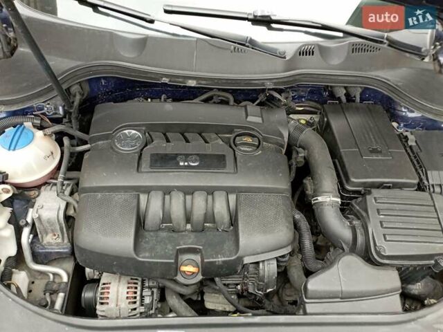 Синий Фольксваген Пассат, объемом двигателя 1.6 л и пробегом 236 тыс. км за 5499 $, фото 4 на Automoto.ua