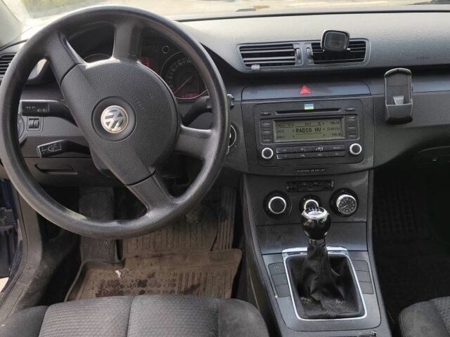 Синий Фольксваген Пассат, объемом двигателя 1.6 л и пробегом 189 тыс. км за 5200 $, фото 6 на Automoto.ua