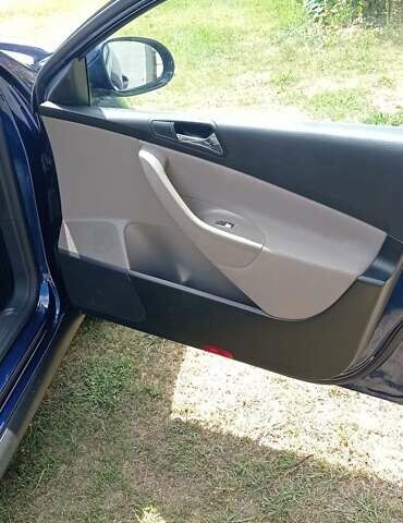 Синій Фольксваген Пассат, об'ємом двигуна 2 л та пробігом 272 тис. км за 7300 $, фото 63 на Automoto.ua