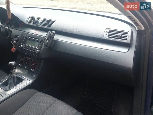 Синій Фольксваген Пассат, об'ємом двигуна 1.6 л та пробігом 280 тис. км за 4800 $, фото 9 на Automoto.ua