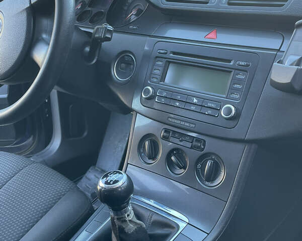 Синий Фольксваген Пассат, объемом двигателя 1.6 л и пробегом 235 тыс. км за 4700 $, фото 26 на Automoto.ua