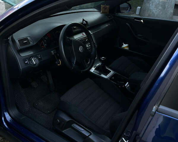 Синий Фольксваген Пассат, объемом двигателя 1.97 л и пробегом 350 тыс. км за 5200 $, фото 6 на Automoto.ua