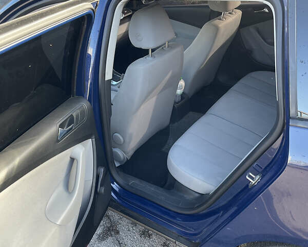 Синій Фольксваген Пассат, об'ємом двигуна 1.6 л та пробігом 232 тис. км за 5000 $, фото 7 на Automoto.ua