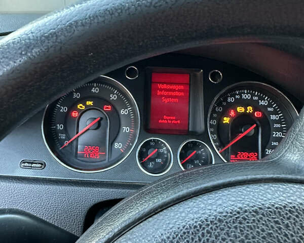 Фольксваген Пассат 2006 в Ужгороде на Automoto.ua Синий Фольксваген Пассат, объемом двигателя 1.6 л и пробегом 228 тыс. км за 4950 $, фото 25 на Automoto.ua